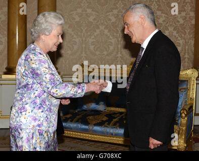 Die britische Königin Elizabeth II. Empfängt Sir Peter Maxwell Davies nach seiner Ernennung zum neuen Meister der Queen's Music im Buckingham Palace, London. Sir Peter, 69, ist der Komponist von fast 300 veröffentlichten Werken. Stockfoto