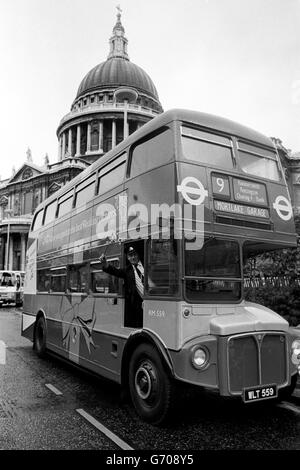 In Betrieb genommen, wird einer von 12 speziell dekorierten Bussen, die London Transport auf London Routen zum Gedenken an die Royal Wedding in St. Paul's Cathedral fahren. Stockfoto