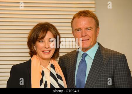 Anne Archer und ihr Mann Regisseur Terry Jastrow bei einer Fotozelle für das Stück "The Trial of Jane Fonda", im Conrinthia Hotel, in Westminster, im Zentrum von London. Stockfoto