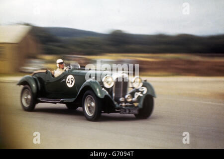 Dieses 60 Bild, das in 1/10 Sekunden aufgenommen wurde, zeigt F. Defty (Lagomda) (49), der während des Treffens der Goodwood Motor Circuit-Mitglieder in Goodwood an einer der Kurven anführte. Stockfoto