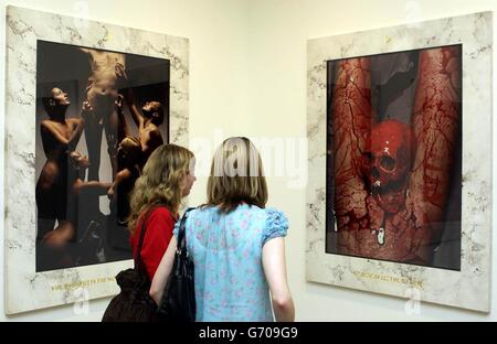 Die Gäste sehen Arbeiten während der gemeinsamen Ausstellung von Arbeiten des Fotografen David Bailey und des Künstlers Damien Hirst in der Gagosian Gallery im Zentrum von London. Stockfoto