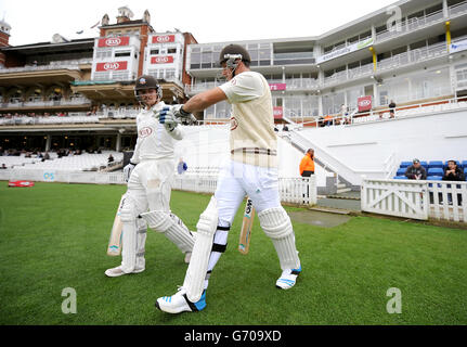 Surrey eröffnet die Batsmen Rory Burns (links) und Kapitän Graeme Smith gehen am Kia Oval raus Stockfoto