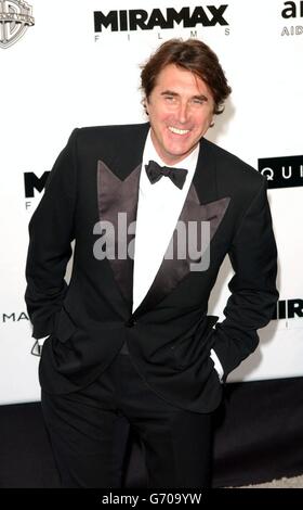 Sänger Bryan Ferry kommt zur amfAR (American Foundation for AIDS Research)-Party „Cinema Against AIDS 2004“ im Restaurant Le Moulin de Mougins im Rahmen der 57. Filmfestspiele von Cannes in Frankreich. Stockfoto