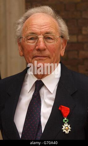 Der Veteran des Zweiten Weltkriegs, Frank Jones, aus Sutton-on-Sea, mit seinem Insignia der Legion D'Honneur in London. Die Auszeichnungen wurden von der französischen Regierung an die Mitglieder der Association des Combattants Volontaires für Taten der Tapferkeit und des Mutes überreicht. Stockfoto