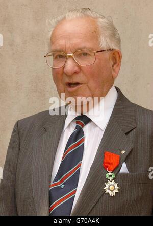 Der Kriegsveteran Alexander Barron aus Edinburgh, nachdem er in London das Insignia der Legion D'Honneur erhalten hatte. Die Auszeichnungen wurden von der französischen Regierung an die Mitglieder der Association des Combattants Volontaires für Taten der Tapferkeit und des Mutes überreicht. Stockfoto