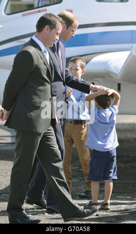 Der Duke of Cambridge begrüßt einen kleinen Jungen während eines Besuchs in Pacific Aerospace am Hamilton Airport während des sechsten Tages der offiziellen Tour des Duke and Duchess of Cambridge nach Neuseeland. Stockfoto