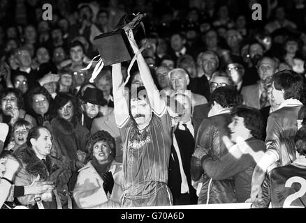 Der Jubilant Graeme Souness hält die Milchcup-Trophäe hoch, nachdem seine Mannschaft ihre Merseyside-Rivalen Everton 1-0 in der Wiederholung des Milchcup-Finales in Maine Road, Manchester, geschlagen hat. Souness erzielte in der 22. Minute das einzige Tor, um Liverpool den vierten Ligapokal zu geben. Stockfoto