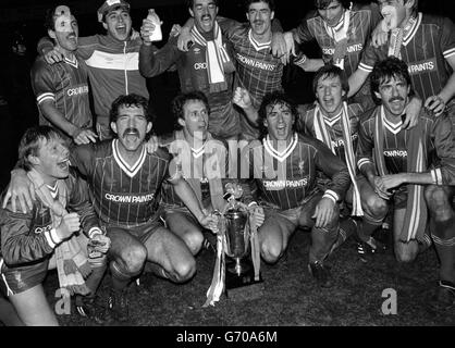 Das siegreiche Liverpool-Team und eine jubelende Graeme Souness (2. L) mit der Milk Cup-Trophäe, nachdem sie ihre Merseyside-Rivalen Everton 1-0 in der Wiederholung des Milk Cup-Finales in Maine Road, Manchester, geschlagen hatten. Souness erzielte in der 22. Minute das einzige Tor, um Liverpool den vierten Ligapokal zu geben. Stockfoto