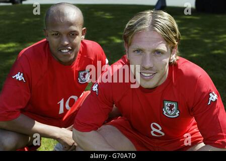 Robert Earnshaw und Craig Bellamy (rechts) von Wales bei der Einführung des neuen Kappa-Kits im Carden Park Hotel in der Nähe von Wrexham. Wales wird das neue Trikot tragen, wenn sie ihre Freundschaftsspieler gegen Norwegen am Donnerstag in Oslo und Kanada am Sonntag in Wrexham spielen. Stockfoto