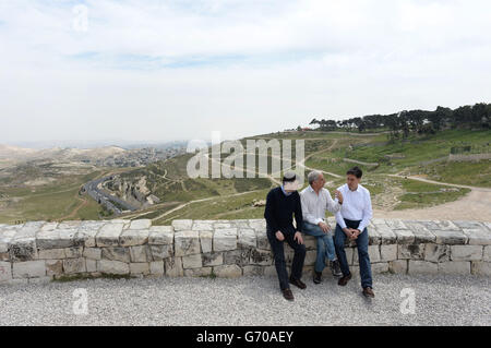 Arbeitsleiter Ed Miliband (rechts) und Schattenaußenminister Douglas Alexander (links) werden vom Nahost-Experten Daniel Seidemann in Ost-Jerusalem unterrichtet. Stockfoto