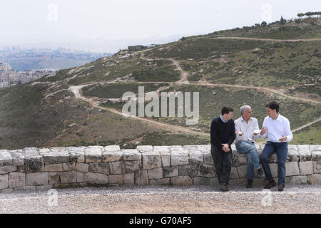 Arbeitsleiter Ed Miliband (rechts) und Schattenaußenminister Douglas Alexander (links) werden vom Nahost-Experten Daniel Seidemann in Ost-Jerusalem unterrichtet. Stockfoto