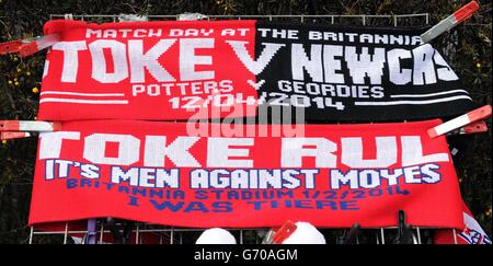 Schals zum Verkauf außerhalb des Bodens während des Barclays Premier League-Spiels im Britannia Stadium, Stoke on Trent. DRÜCKEN Sie VERBANDSFOTO. Bilddatum: Samstag, 12. April 2014. Siehe PA Story SOCCER Stoke. Bildnachweis sollte lauten: Clint Hughes/PA Wire. Stockfoto