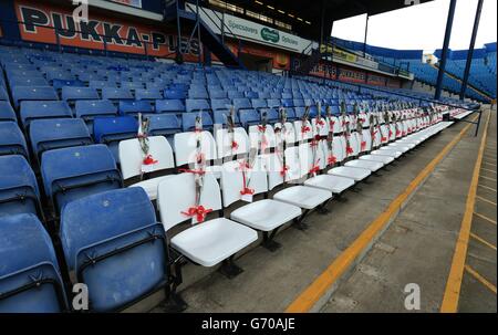 96 blaue Sitze am Ende der Leppings Lane in Hillsborough werden durch 96 weiße Sitze ersetzt, um die 96 Liverpool-Fans zu repräsentieren, die bei der Hillsborough-Katastrophe ums Leben kamen, die vor dem Sky Bet Championship-Spiel in Hillsborough, Sheffield, gesehen werden. Stockfoto