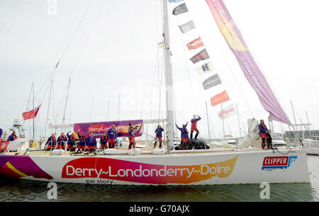 DerryLondonderryDoire, der britische Segler Andrew Taylor, kommt nach einem Rennen aus China beim Clipper Round the World Yacht Race am Freitag, dem 11. April 2014, nach San Francisco. Taylor, der bei rauem Wetter im Rennen 10, der Etappe 6, über Bord fiel, wurde nach dem Andocken in ein Krankenhaus gebracht. DRÜCKEN SIE VERBANDSFOTO. Bilddatum: Freitag, 11. April 2014. Das Foto sollte Noah Berger/PA Wire lauten Stockfoto