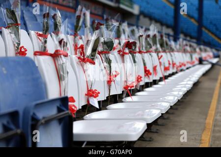 96 blaue Sitze am Ende der Leppings Lane in Hillsborough werden durch 96 weiße Sitze ersetzt, um die 96 Liverpool-Fans zu repräsentieren, die bei der Hillsborough-Katastrophe ums Leben kamen, die vor dem Sky Bet Championship-Spiel in Hillsborough, Sheffield, gesehen werden. Stockfoto