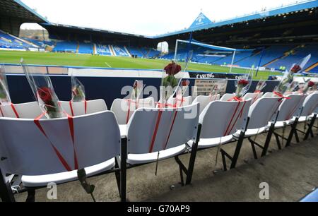 96 blaue Sitze am Ende der Leppings Lane in Hillsborough werden durch 96 weiße Sitze ersetzt, um die 96 Liverpool-Fans zu repräsentieren, die bei der Hillsborough-Katastrophe ums Leben kamen, die vor dem Sky Bet Championship-Spiel in Hillsborough, Sheffield, gesehen werden. Stockfoto