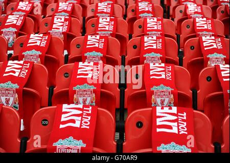 Eine allgemeine Ansicht der 96 Sitze wird als Tribut an die 96 Liverpool-Fans, die bei der Hillsborough-Katastrophe ihr Leben verloren haben, vor dem Halbfinalspiel des FA Cup im Wembley Stadium, London, gelassen. Stockfoto