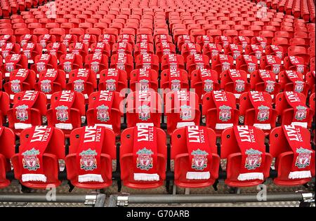 Eine allgemeine Ansicht der 96 Sitze wird als Tribut an die 96 Liverpool-Fans, die bei der Hillsborough-Katastrophe ihr Leben verloren haben, vor dem Halbfinalspiel des FA Cup im Wembley Stadium, London, gelassen. Stockfoto