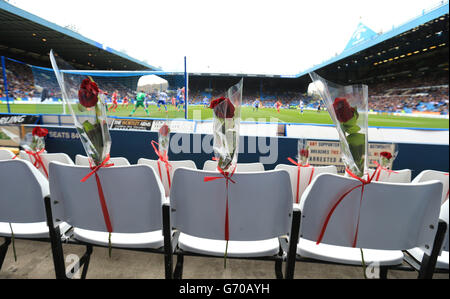 96 blaue Plätze am Ende der Leppings Lane in Hillsborough Werden durch 96 weiße Sitze ersetzt, um die 96 zu repräsentieren Liverpool-Fans, die bei der Hillsborough-Katastrophe ums Leben kamen Stockfoto