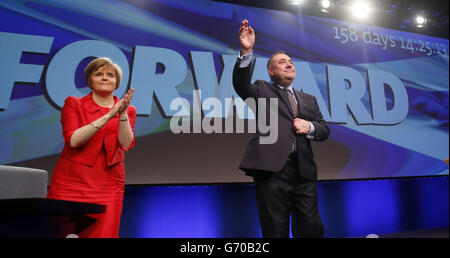 Der erste Minister Alex Salmond und die stellvertretende erste Ministerin Nicola Sturgeon nach seiner Rede auf der SNP-Frühjahrstagung im Aberdeen International Conference Center in Schottland. Stockfoto