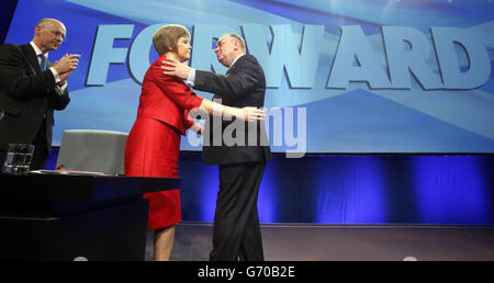 Der erste Minister Alex Salmond mit der stellvertretenden Ersten Ministerin Nicola Sturgeon und dem schottischen Finanzminister John Swinney (links) im Anschluss an seine Rede auf der SNP-Frühjahrstagung im Aberdeen International Conference Center in Schottland. Stockfoto