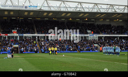 Peterborough United's Players (links) und Coventry City's Players zahlen einen Spieler Minuten Respekt für die 96 Liverpool-Fans, die 25 starben Vor Jahren in Hillsborough Stockfoto