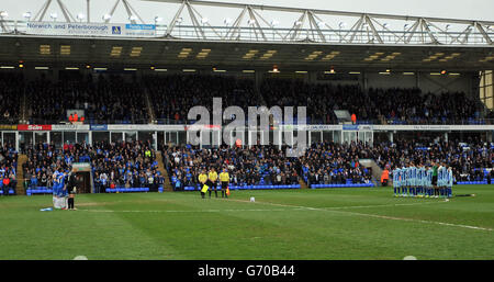 Peterborough United's Players (links) und Coventry City's Players zahlen einen Spieler Minuten Respekt für die 96 Liverpool-Fans, die 25 starben Vor Jahren in Hillsborough Stockfoto