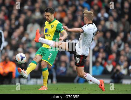 Fußball - Barclays Premier League - Fulham gegen Norwich City - Craven Cottage. Fulhams Lewis Holtby und Norwich Citys Russell Martin (links) kämpfen um den Ball Stockfoto