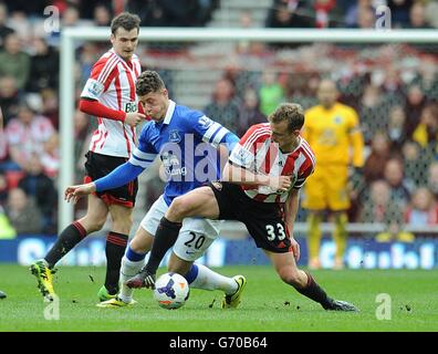 Fußball - Barclays Premier League - Sunderland gegen Everton - Stadium of Light. Lee Cattermole von Sunderland (rechts) und Ross Barkley von Everton kämpfen um den Ball Stockfoto