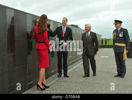 Der Herzog und die Herzogin von Cambridge enthüllen eine Gedenktafel, während sie die RNZAF Memorial Wall auf der Wigram Air Force Base, Christchurch, am achten Tag ihrer offiziellen Tour nach Neuseeland sehen. Stockfoto