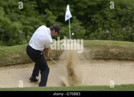 Der englische Nick Faldo spielt während der Volvo PGA Championship Pro-am im Wentworth Golf Club, Virginia Water, Surrey, aus dem 16. Grünen Seitenbunker.die European Tour feiert ihr 1000. Turnier bei der 50. Volvo PGA Championship, die morgen beginnt. Stockfoto