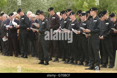 Soldaten des 2. Royal Tank Regiment zollen Sergeant Steven Roberts Tribut, ein britischer Soldat, der im Irak erschossen wurde, nachdem er lebensrettende Körperpanzerung zurückgegeben hatte, bei einem besonderen Gottesdienst im National Memorial Arboretum in Alrewas, Mitarbeitern. Sgt Roberts, 33, wurde bei dem Versuch, einen zivilen Aufruhr in Al Zubayr in der Nähe von Basra zu unterdrücken, einige Tage nach Kriegsausbruch niedergeschossen. Seine Witwe Samantha aus Shipley, West Yorks, die zusammen mit Hunderten von Soldaten und Veteranen des Regiments einen besonderen Garten gewidmet hat, der geschaffen wurde, um gefallene Kameraden zu erinnern, erhielt eine persönliche Entschuldigung von Verteidigungsminister Geoff Hoon Stockfoto