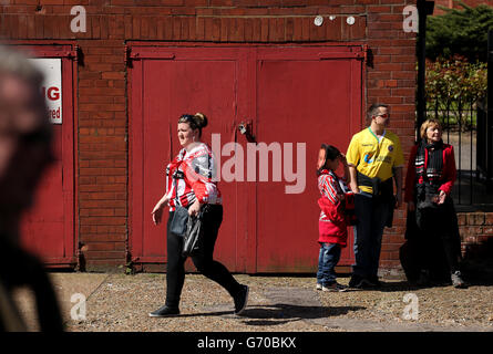 Die Fans von Sheffield United kommen vor dem Halbfinale des FA Cup im Wembley Stadium in London an. DRÜCKEN SIE VERBANDSFOTO. Bilddatum: Sonntag, 13. April 2014. Siehe PA Story SOCCER Hull. Bildnachweis sollte lauten: Stephen Pond/PA Wire. Stockfoto