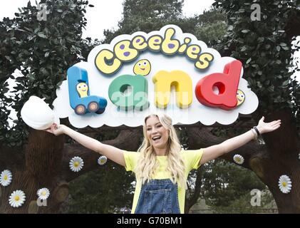 NUR FÜR REDAKTIONELLE VERWENDUNG Fernsehpersönlichkeit Denise Van Outen vor Ort beim Bau von CBeebies Land im Alton Towers Resort in Staffordshire, wo sie als offizielle Videobloggerin beschäftigt sein wird, die eine Reihe von Webisoden aufzeichnet, die die Entwicklung des neuen Bereichs dokumentieren und am 24. Mai eröffnet wird. Stockfoto