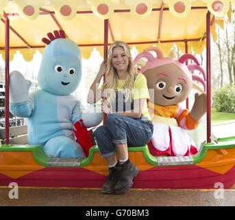 Die Fernsehpersönlichkeit Denise Van Outen trifft auf die beliebten CBeebies-Charaktere Iggle Piggle und Upsy Daisy vor Ort beim Bau von CBeebies Land im Alton Towers Resort in Staffordshire, wo sie als offizielle Videobloggerin beschäftigt wird und eine Reihe von Webisoden aufzeichnet, die die Entwicklung des neuen Gebiets dokumentieren, Eröffnung am 24. Mai. Stockfoto