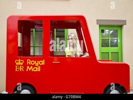 Die Fernsehpersönlichkeit Denise Van Outen fährt in Postman Pat's ikonischem roten Van vor Ort beim Bau von CBeebies Land im Alton Towers Resort in Staffordshire, wo sie als offizielle Videobloggerin angestellt wird und eine Reihe von Webisoden aufnimmt, die die Entwicklung des neuen Gebiets dokumentieren, Eröffnung am 24. Mai. Stockfoto