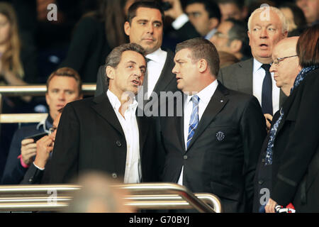 Fußball - UEFA Champions League - Viertelfinale - Erstes Bein - Paris Saint-Germain gegen Chelsea - Parc des Princes. Der ehemalige französische Präsident Nicolas Sarkozy (links) steht mit dem Chelsea-Chef Ron Gourlay auf dem Podium Stockfoto