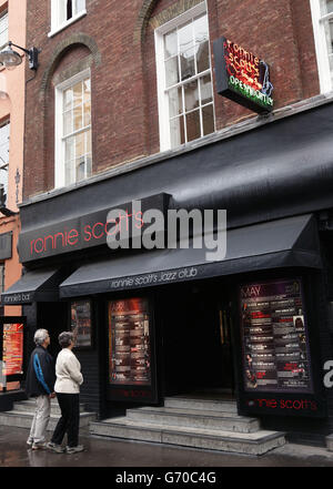 Das Äußere des Musikveranstalters Ronnie Scott's Jazz Club in der Frith Street in Soho, im Zentrum von London. Stockfoto