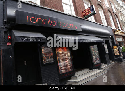 Das Äußere des Musikveranstalters Ronnie Scott's Jazz Club in der Frith Street in Soho, im Zentrum von London. Stockfoto