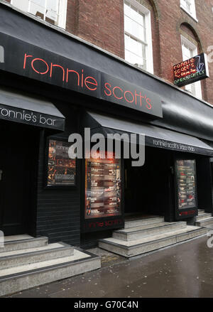 Das Äußere des Musikveranstalters Ronnie Scott's Jazz Club in der Frith Street in Soho, im Zentrum von London. Stockfoto