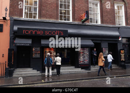 Das Äußere des Musikveranstalters Ronnie Scott's Jazz Club in der Frith Street in Soho, im Zentrum von London. Stockfoto