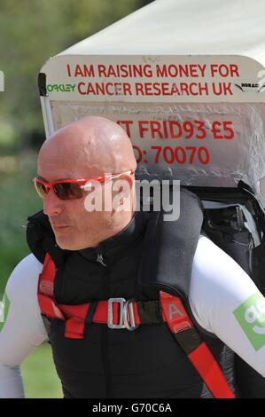 Charity-Läufer Tony Phoenix-Morrison, bekannt als Tony the Fridge on the Mall, als er die London Marathons hinter sich führt, während er einen Kühlschrank trägt. Stockfoto