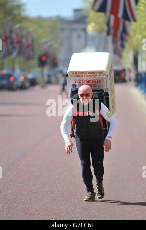 Charity-Läufer Tony Phoenix-Morrison, bekannt als Tony the Fridge on the Mall, als er die London Marathons hinter sich führt, während er einen Kühlschrank trägt. Stockfoto