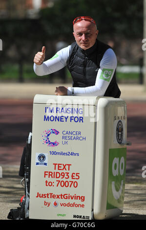 Charity-Läufer Tony Phoenix-Morrison, bekannt als Tony the Fridge on the Mall, nachdem er die London Marathons mit einem Kühlschrank hinter sich hatte. Stockfoto