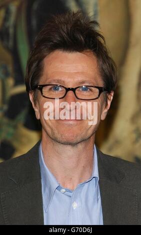 Gary Oldman (der Sirius Black spielt) posiert für Fotografen während eines Fotoalles, um den neuen Harry Potter-Film „Harry Potter und der Gefangene von Azkaban“ in der Gladstone Library im Zentrum von London zu promoten. Stockfoto