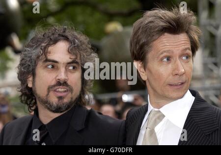 Regisseur Alfonso Cuaron (links) und Schauspieler Gary Oldman kommen zur UK-Premiere von Harry Potter und der Gefangene von Azkaban auf dem Odeon Leicester Square in Central London, dem dritten Film aus der Buchreihe des Autors JK Rowling über den Jungen-Zauberer. Stockfoto