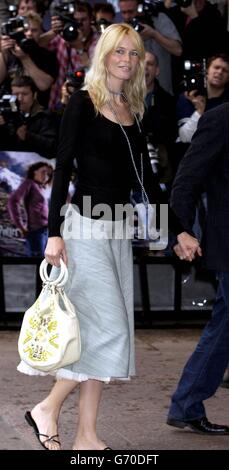 Model Claudia Schiffer kommt zur UK-Premiere von Harry Potter und der Gefangene von Azkaban auf dem Odeon Leicester Square in Central London, dem dritten Film aus der Buchreihe des Autors JK Rowling über den Jungen-Zauberer. Stockfoto