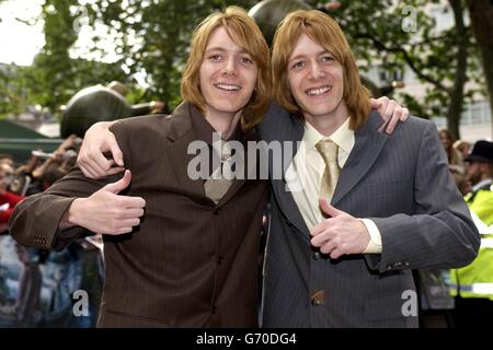 Die Stars des Films, die Brüder James (links) und Oliver Phelps (der Fred und George Weasley spielt), kommen zur britischen Premiere von Harry Potter und der Gefangene von Azkaban auf dem Odeon Leicester Square im Zentrum von London, Der dritte Film aus der Buchreihe des Autors JK Rowling über den Jungen-Zauberer. Stockfoto