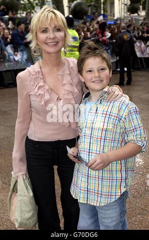 Die Sängerin Lulu und ihr Neffe Jeremy kommen zur UK-Premiere von Harry Potter und der Gefangene von Azkaban am Odeon Leicester Square in Zentral-London, dem dritten Film aus der Buchreihe des Autors JK Rowling über den Jungen-Zauberer. Stockfoto