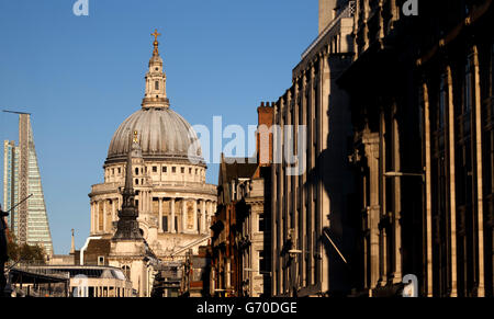 St. Paul's Cathedral von der Fleet Street aus gesehen Stockfoto